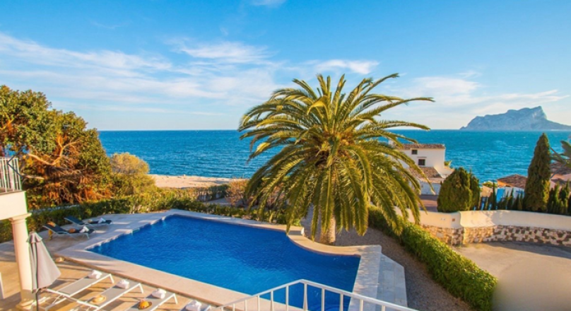 Luxury villa on the seafront with direct access to the beach in Benissa